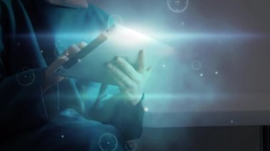 Tablet kullanan beyaz kadın cerrah üzerinden bağlantı ağının animasyonu. küresel tıp, sağlık hizmetleri, araştırma ve ağlar konsepti dijital olarak oluşturulmuş video.