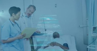 Çeşitli kadın ve erkek doktorlar ve yataktaki erkek hasta üzerindeki dijital ekranlardaki verilerin canlandırılması. ekonomi, finans, sağlık ve tıp konsepti dijital olarak oluşturulmuş video.