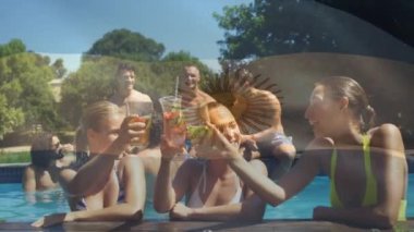 Arjantin bayrağının mutlu beyaz kadın arkadaşlarının yüzme havuzunda eğlenmesi üzerine canlandırması. Tatiller, tatiller ve arkadaş konseptiyle geçirilen zaman dijital olarak oluşturulmuş video.