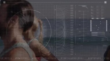 Kumsalda koşan beyaz erkek ve kadının dijital ekrandaki animasyonu. Spor, aktif yaşam tarzı ve teknoloji konsepti dijital olarak oluşturulmuş video.