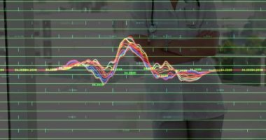 İki beyaz kadın doktor üzerinde finansal veri işleme animasyonu. Küresel tıp, teknoloji, veri işleme ve dijital arayüz kavramı dijital olarak oluşturulmuş video.