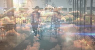 Bulutlar ve bisikletli Afro-Amerikan erkekleri arasındaki bağlantı ağının animasyonu. Spor, aktif yaşam tarzı, iletişim ve bağlantılar konsepti dijital olarak oluşturulmuş video.