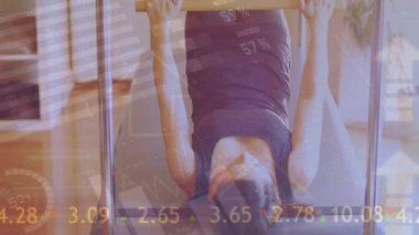 Kadınları çalıştırma üzerine finansal veri işleme animasyonu. Küresel spor, veri işleme ve dijital arayüz kavramı dijital olarak oluşturulmuş video.