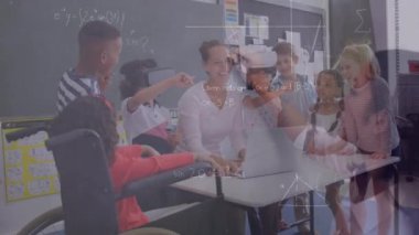 Matematiksel denklemlerin vr kulaklık kullanan çeşitli okul çocukları üzerindeki animasyonu. küresel eğitim, teknoloji ve dijital arayüz kavramı dijital olarak oluşturulmuş video.