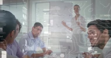 İstatistiksel veri işleme ve beyaz bir kadının toplantı odasında sunum yapması üzerine topoğrafya. iş verileri ve analitik teknoloji kavramı