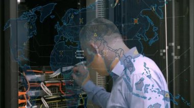 Beyaz iş adamlarının sunucu odasındaki dünya haritasının animasyonu. küresel iş, teknoloji ve dijital arayüz kavramı dijital olarak oluşturulmuş video.