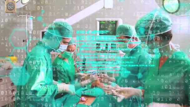 在手术室中对不同外科医生进行二进制编码和数据处理的动画制作 全球医学 数据处理和保健服务概念数字制作的录像 — 图库视频影像