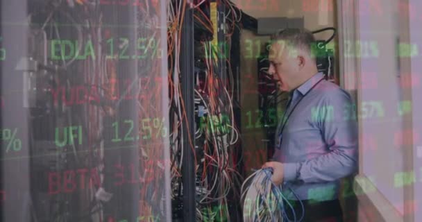 Animering Databehandling Över Kaukasisk Manlig Arbetare Serverrummet Global Teknik Och — Stockvideo