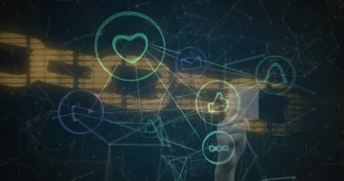 Veri işleme ve medya simgelerinin animasyonu. küresel iş ve dijital arayüz kavramı dijital olarak oluşturulmuş video.