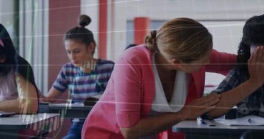 Kafkasyalı kadın öğretmen ve üzgün Afrikalı Amerikalı öğrenci arasındaki veri işleme animasyonu. Küresel eğitim ve dijital arayüz kavramı dijital olarak oluşturulmuş video.