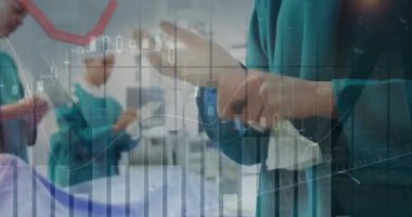 Ameliyathanedeki cerrahların finansal veri işleme animasyonları. Küresel tıp ve sağlık hizmetleri kavramı dijital olarak oluşturulmuş video.