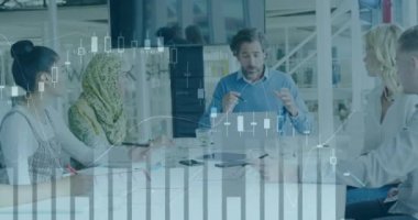Çeşitli iş adamları üzerinde finansal veri işleme animasyonu. küresel iş, finans, dijital arayüz ve bağlantılar konsepti dijital olarak oluşturulmuş video.