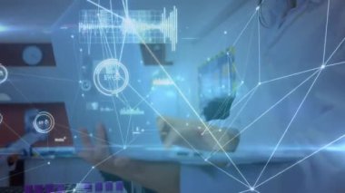 Laboratuvardaki melez kadın bilim adamı üzerinden bağlantı ağının animasyonu. küresel bilim ve dijital arayüz kavramı dijital olarak oluşturulmuş video.