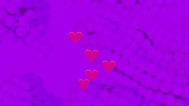 Mor arkaplandaki şekillerin üzerinde kalp animasyonu. soyut arkaplan ve şablon kavramı dijital olarak oluşturulmuş video.
