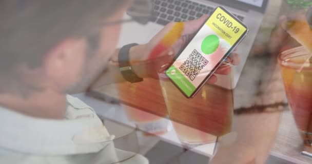 Animação Bebidas Sobre Mãos Homem Caucasiano Segurando Smartphone Com Passaporte — Vídeo de Stock