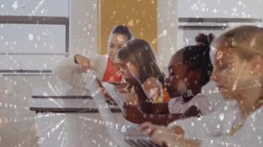 Dizüstü bilgisayar kullanarak çeşitli okul çocukları üzerinde veri işleme animasyonu. Küresel iş ve dijital arayüz kavramı dijital olarak oluşturulmuş video.