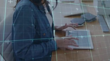 Ofiste tablet kullanan beyaz bir kadının dijital ekranda veri işleme animasyonu. İş, veri işleme ve teknoloji konsepti dijital olarak oluşturulmuş video.