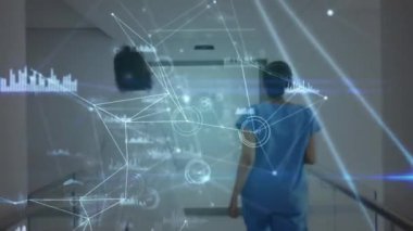 Koridorda yürüyen çeşitli kadın doktorların arka plandaki bağlantıları. Dijital olarak üretilen sağlık, tıp, bağlantılar ve teknoloji konsepti.