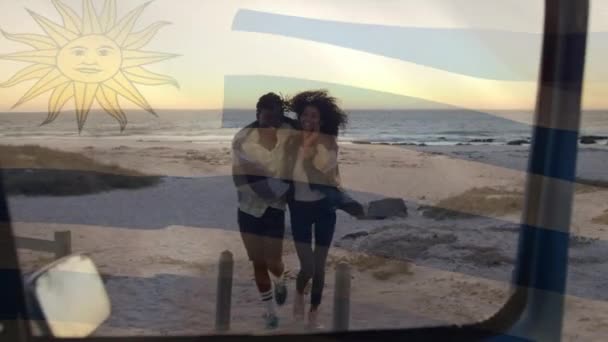 Animação Bandeira Uruguai Sobre Casal Afro Americano Praia Bandeiras Nacionais — Vídeo de Stock