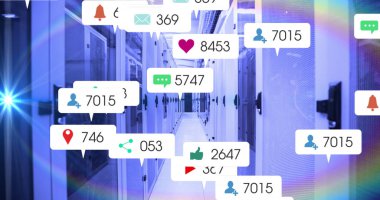 Sosyal medya simgeleri ve bilgisayar sunucuları üzerindeki afişler. küresel ağ, sosyal medya, teknoloji ve dijital arayüz kavramı dijital olarak oluşturuldu.