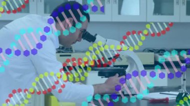 Mikroskop kullanarak çift ırklı erkek laboratuvar çalışanı üzerinde yüzen DNA animasyonu. Mikroskop kullanarak çift ırklı kadın laboratuvar çalışanı üzerinde yüzen noktaların animasyonu.