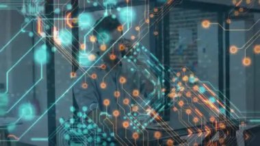 Kafkas işadamının ofisindeki bilgisayar devre kartının animasyonu. Dijital olarak oluşturulmuş küresel bağlantılar, bilgisayar ve dijital arayüz kavramı.