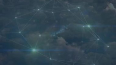 Bulutların üzerinde veri işleme animasyonu. küresel iş ve dijital arayüz kavramı dijital olarak oluşturulmuş video.
