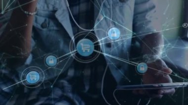 Akıllı telefon kullanan Afro-Amerikan genç kız üzerindeki ikonlarla olan bağlantıların animasyonu. Küresel bağlantılar ve dijital arayüz konsepti dijital olarak oluşturulmuş video.