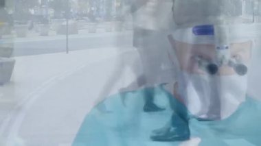 Muhtelif cerrahlar üzerinde şehir manzarası animasyonu. Küresel tıp ve dijital arayüz kavramı dijital olarak oluşturulmuş video.