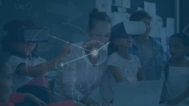 Çeşitli okul çocukları ve öğretmenler üzerinde bağlantı ağının animasyonu, matematiksel denklemler. Dijital olarak oluşturulan küresel bağlantılar ve eğitim konsepti.