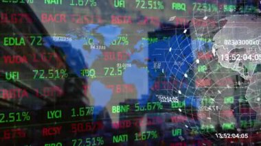 Şehir manzarası üzerindeki veri işleme ve küre animasyonu. küresel iş ve dijital arayüz kavramı dijital olarak oluşturulmuş video.