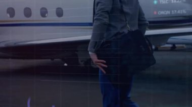 Kafkasyalı iş adamının yürümesi üzerine veri işleme animasyonu. küresel iş, finans, bağlantılar ve dijital arayüz konsepti dijital olarak oluşturulmuş video.