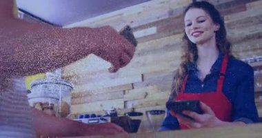 Ödeme terminalini kullanarak erkek müşterinin ve beyaz garsonun elleri üzerinde Nft animasyonu. Dijital kaynaklar, kablosuz ödemeler ve dijital olarak üretilen iş konsepti.