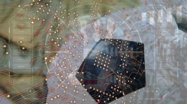 Veri işleme üzerinde futbolun animasyonu. Küresel iş ve dijital arayüz kavramı dijital olarak oluşturulmuş video.