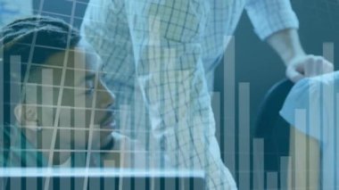 Matematiksel formüllerin mikroskop kullanılarak kadın üzerinde canlandırılması. Küresel iş başarısı ve dijital arayüz konsepti dijital olarak oluşturulmuş görüntü.