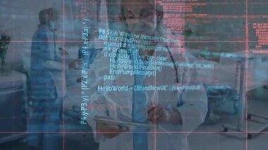 Çeşitli doktor ve hastalar üzerinde veri işleme animasyonu. Küresel tıp ve sağlık ve dijital arayüz kavramı dijital olarak üretilen video.