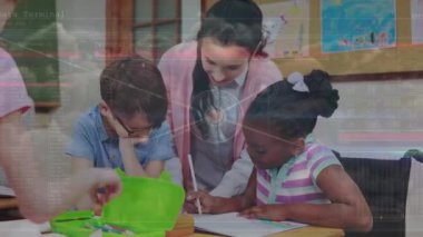 Okul çocukları üzerinde bağlantı ve veri işleme animasyonu. Küresel eğitim teknolojisi bağlantıları ve dijital arayüz konsepti dijital olarak oluşturulmuş video.