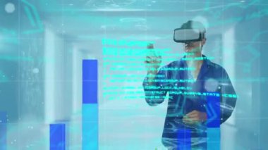 VR kulaklık kullanılarak Kafkas iş adamının veri işleme animasyonu. küresel iş, finans, bağlantılar ve dijital arayüz konsepti dijital olarak oluşturulmuş video.
