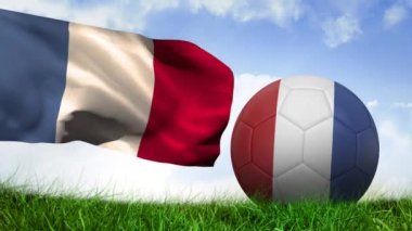 Futbol topu üzerinde Fransa bayrağı animasyonu. Spor, rekabet ve dijital olarak üretilen video konsepti.