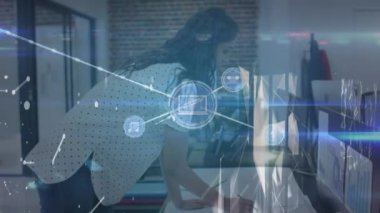 Kafkasyalı iş kadınının ofisindeki bağlantıların ve ışık yollarının animasyonu. Dijital olarak oluşturulmuş küresel bağlantılar, bilgisayar ve dijital arayüz kavramı.