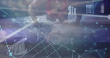 Afrika kökenli Amerikalı bir adamın şınav çekerken bulutların üzerinden gökyüzü ve bağlantı ağının animasyonu. Küresel iş ve dijital arayüz kavramı dijital olarak oluşturulmuş video.