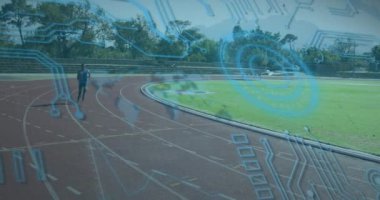 Hareket eden saat ve ızgara arkaplan üzerinde dijital veri işleme animasyonu. Küresel spor teknolojisi dijital arayüz ve bağlantılar konsepti dijital olarak oluşturulmuş video.