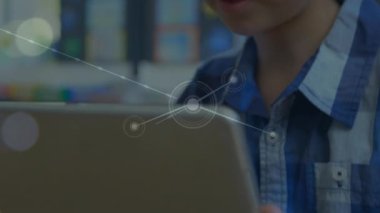 Tablet kullanan beyaz çocuk üzerindeki bağlantı ağının animasyonu. Dijital olarak oluşturulmuş küresel bağlantılar, bilgisayar ve dijital arayüz kavramı.