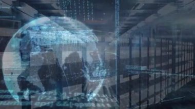 Sunucu odasında veri işleme ve küre animasyonu. küresel iş, bağlantılar ve dijital arayüz konsepti dijital olarak oluşturulmuş video.
