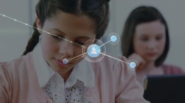 Tablet kullanan melez bir kızın üzerindeki bağlantı ve ışık yollarının animasyonu. Dijital olarak oluşturulmuş küresel bağlantılar, bilgisayar ve dijital arayüz kavramı.