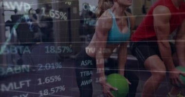 Spor salonunda egzersiz yapan beyaz bir çiftin veri işleme animasyonu. Küresel spor ve dijital arayüz kavramı dijital olarak oluşturulmuş video.
