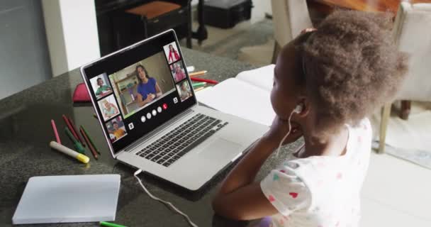 Animace Africké Americké Dívky Sluchátkách Online Lekce Notebooku Doma Domácí — Stock video