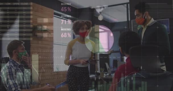 Finanzdatenverarbeitung Gegen Diverse Bürokollegen Die Gesichtsmasken Tragen Und Büro Diskutieren — Stockvideo