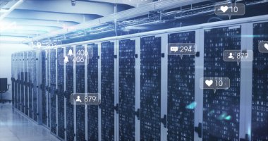 Sosyal medya simgeleri ve bilgisayar sunuculu teknoloji odasının üzerindeki afişler. küresel ağ, sosyal medya, teknoloji ve dijital arayüz kavramı dijital olarak oluşturuldu.