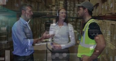 Çeşitli kadın ve erkek depo çalışanları üzerinde grafik ve finansal verilerin animasyonu. İş, ekonomi, finans ve dağıtım hizmetleri kavramı dijital olarak oluşturulmuş video.